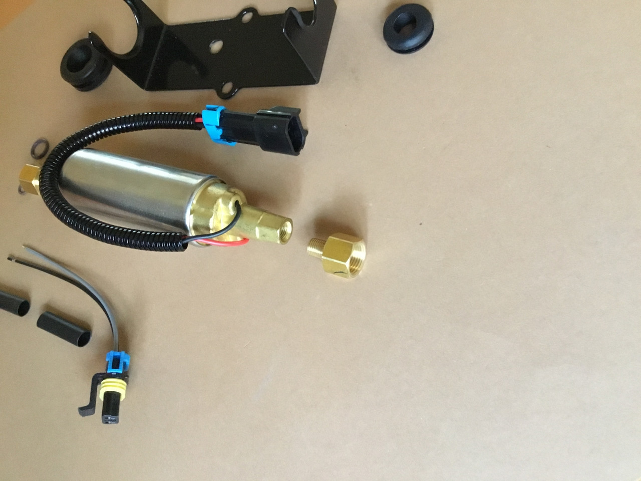 Бензонасос низького тиску Mercruiser 861155A6 з установчим кріпленням для переобладнання