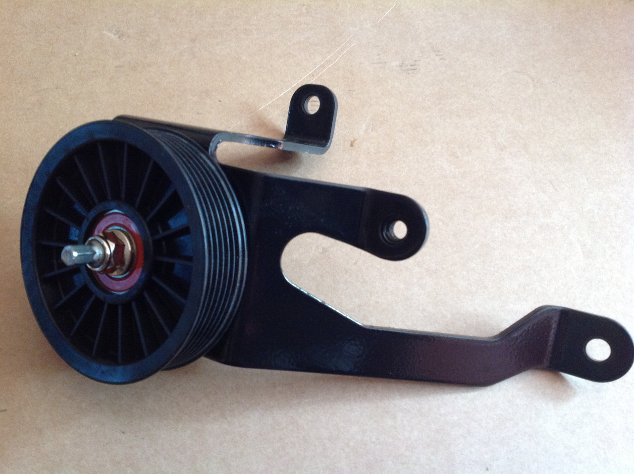 Кронштейн ролика ручейкового ременя Mercruiser 862083T