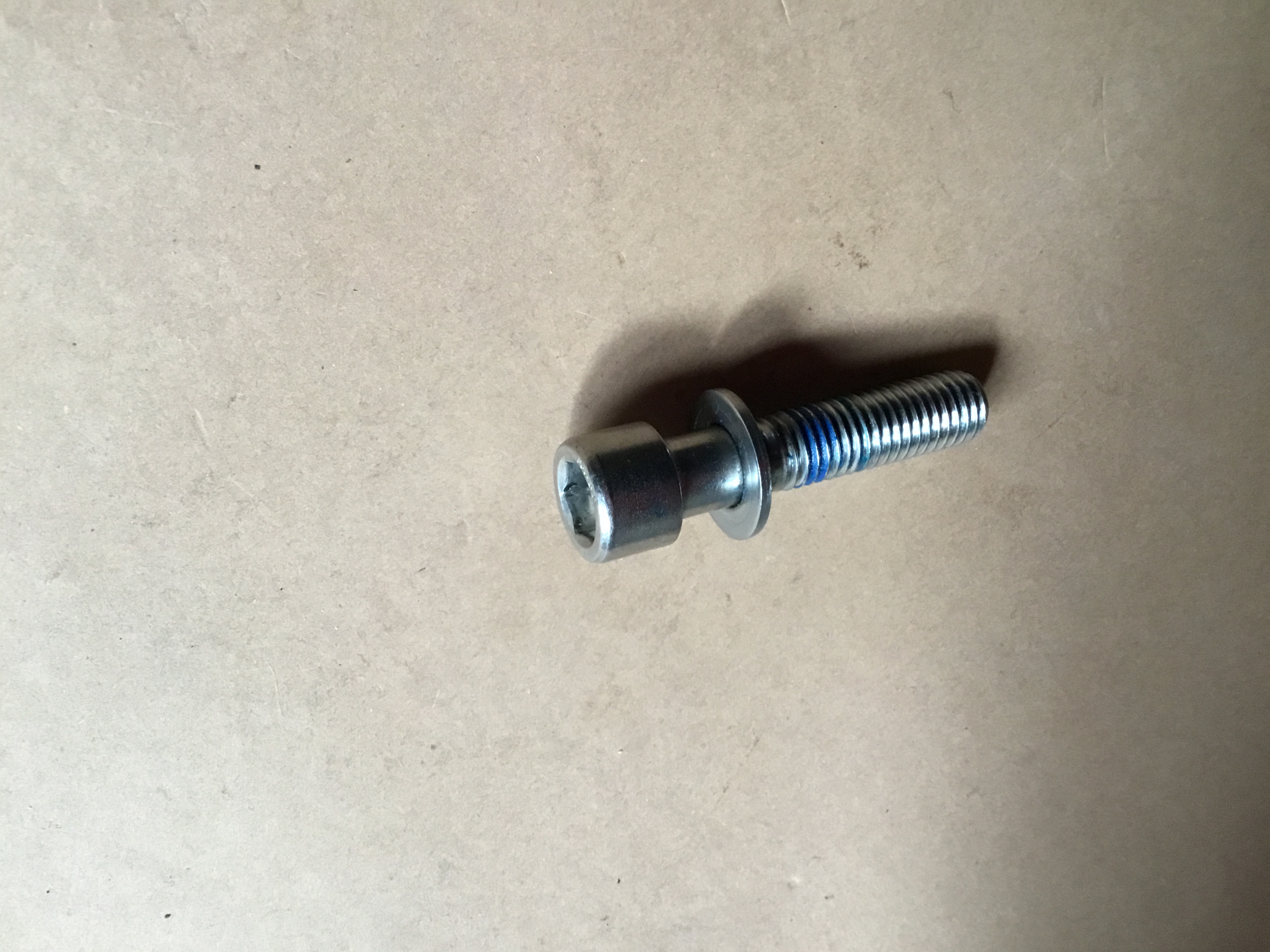 Болт криплення кермового валу до корпусу Volvo Penta 3888124