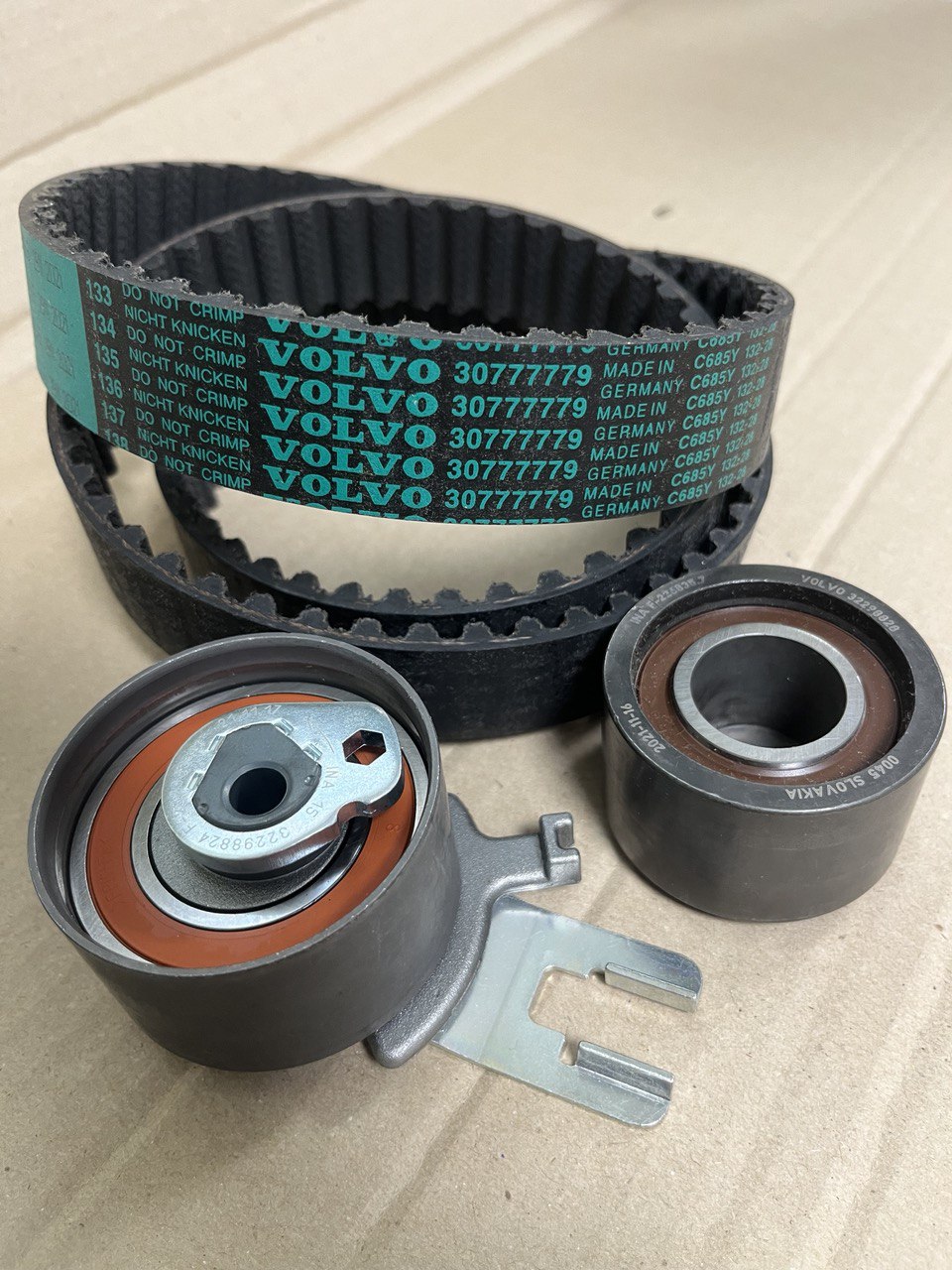 Зубчастий  ремінь набір ГРМ 31359568 32298824 32298828 30777779