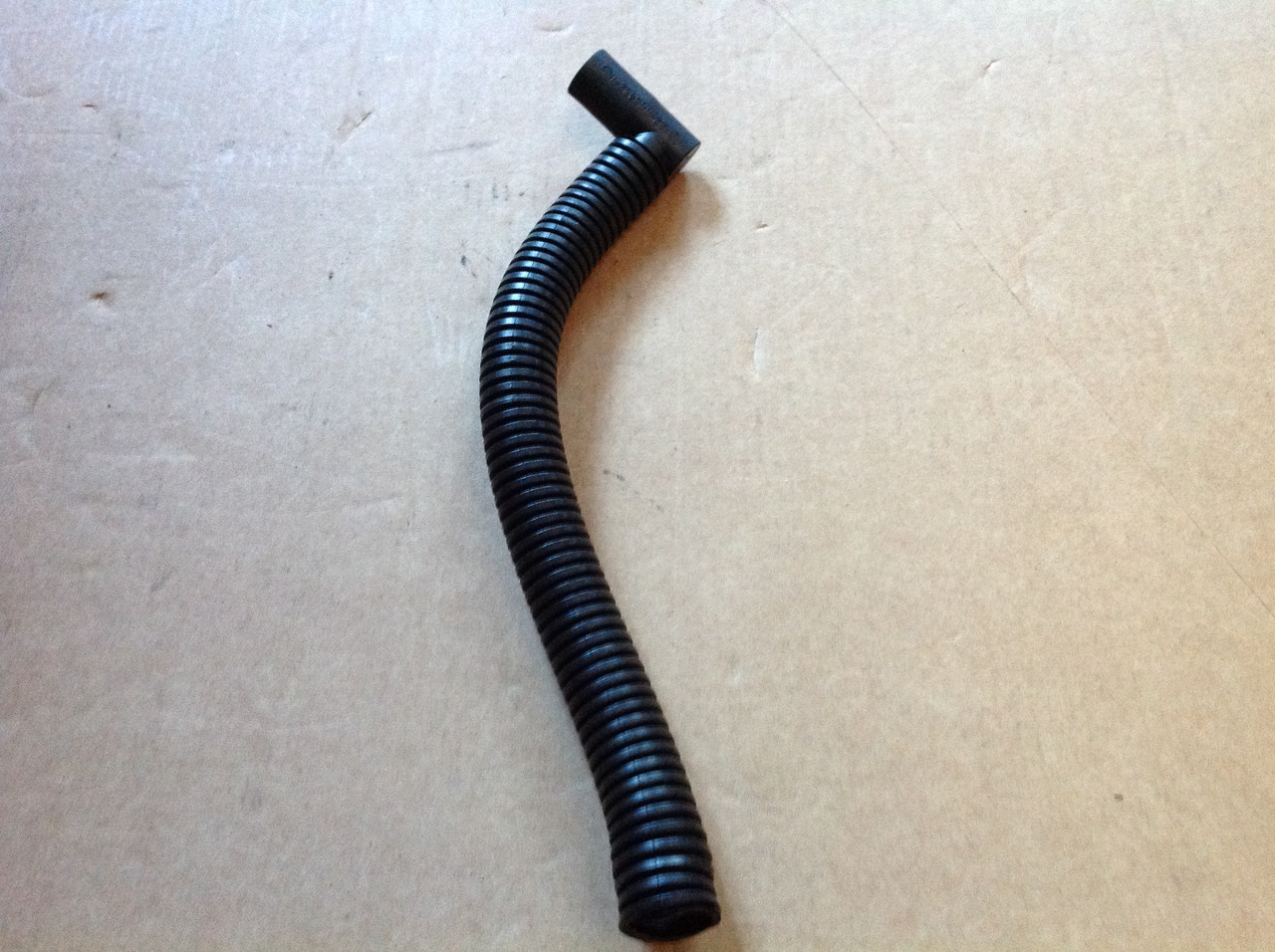 Шланг сапуна з коліном лівий Mercruiser 8M0086022 863432001 1589424